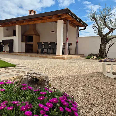 Apartment Vinja - Privat Garden - Whirlpool *