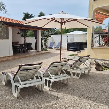 Apartment Vinja - Privat Garden - Whirlpool *